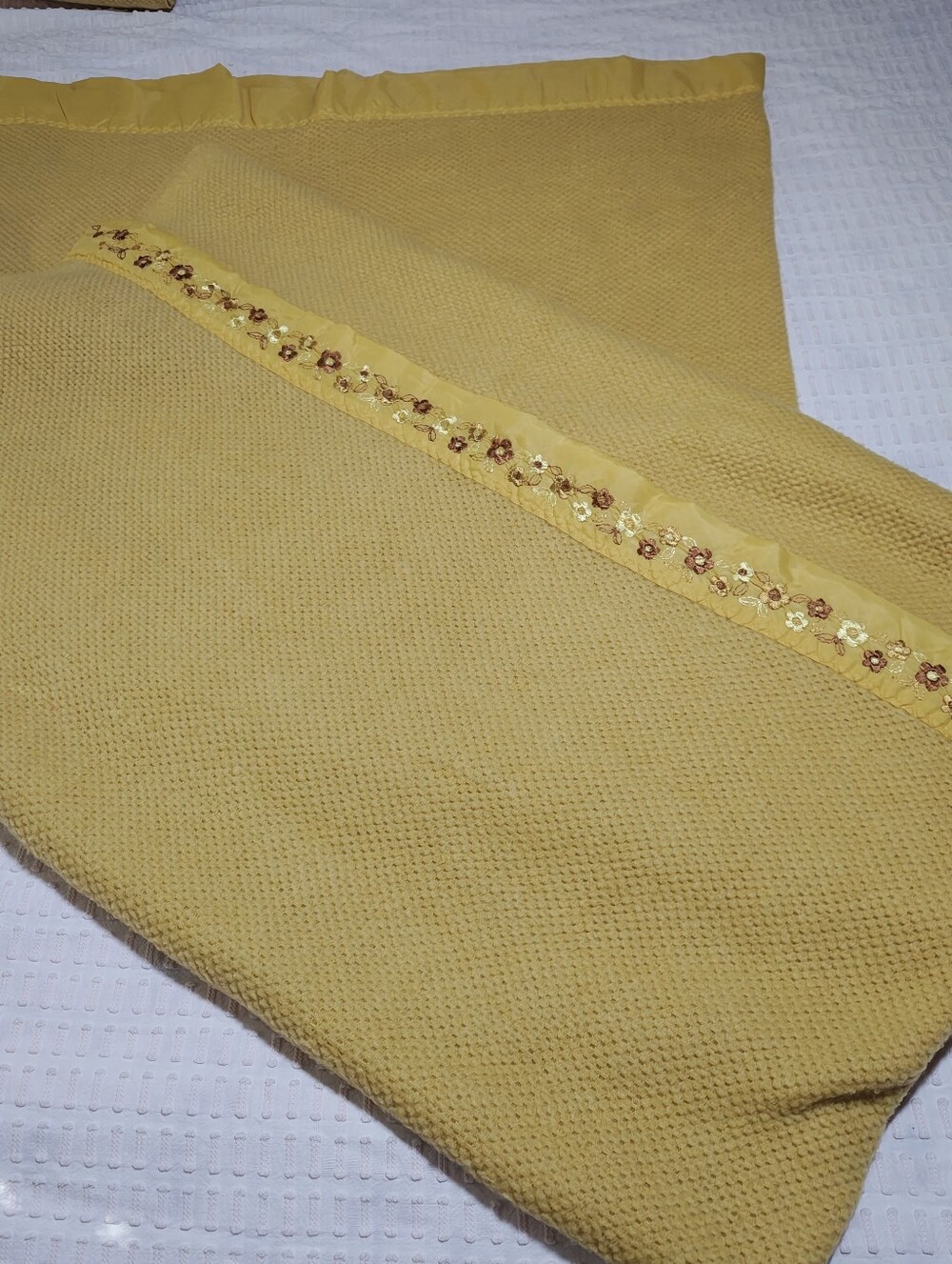 Vtg Sears Embroidery Satin Trim Blanket Gold Waffle Weave Embroidered 85x66